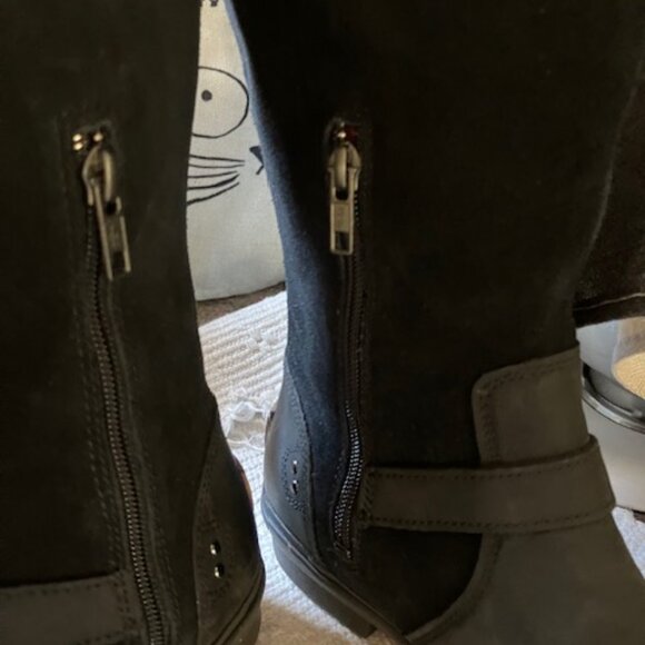 Nice Pair of UGG waterproof boots - Picture 3 of 13